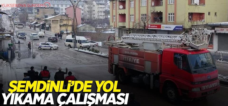 Şemdinli’de yol yıkama çalışması