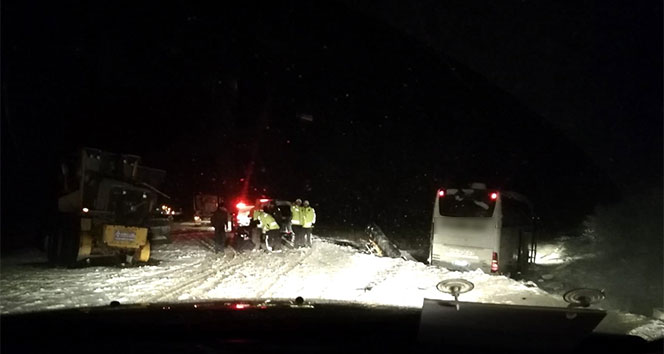 Kar temizliği yapan greydere çarpan otobüs yoldan çıktı: 17 yaralı