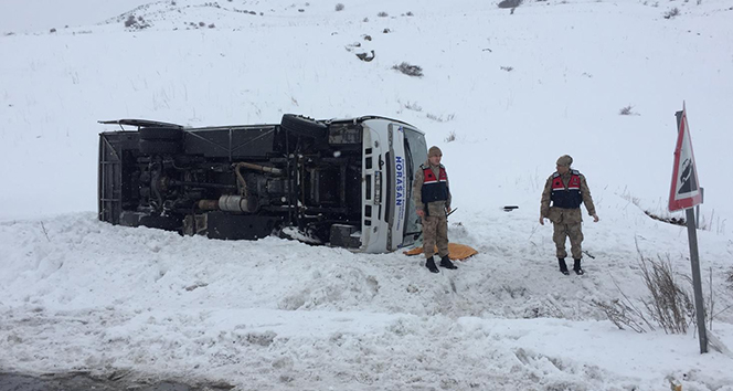 Erzurum'da halk otobüsü devrildi: 1 ölü, 20 yaralı