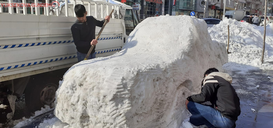 Hakkarili gençler kardan araba yaptı