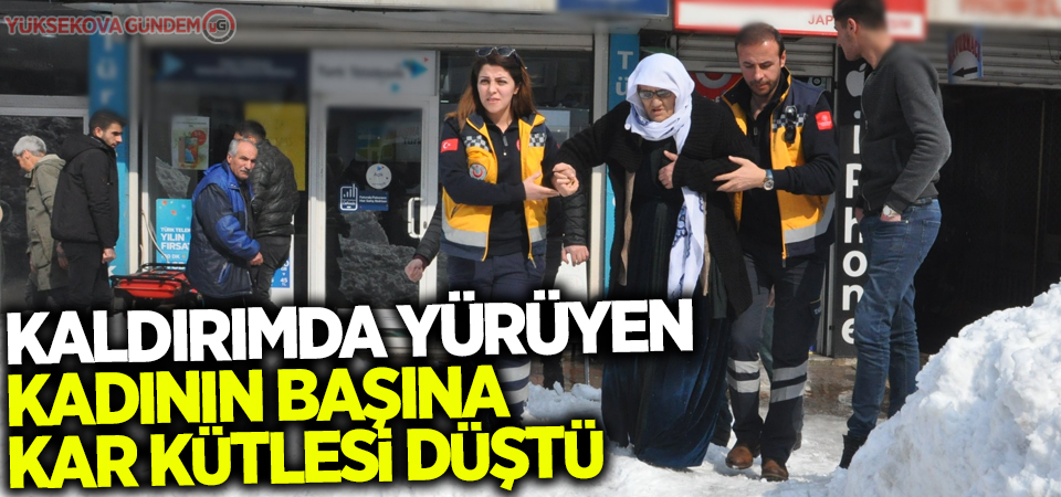 Kaldırımda yürüyen kadının başına kar kütlesi düştü