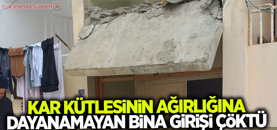 Kar kütlesinin ağırlığına dayanamayan bina girişi çöktü