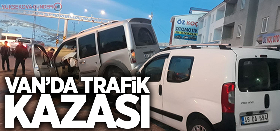 Van'da kaza yapan araç, park halindeki diğer araçların üstüne düştü!