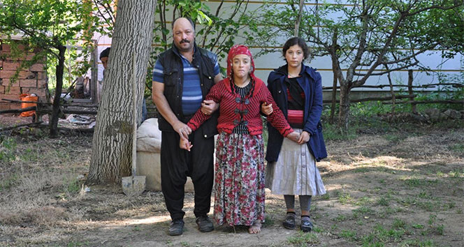 Engelli kızını 21 yıldır sırtında taşıyor