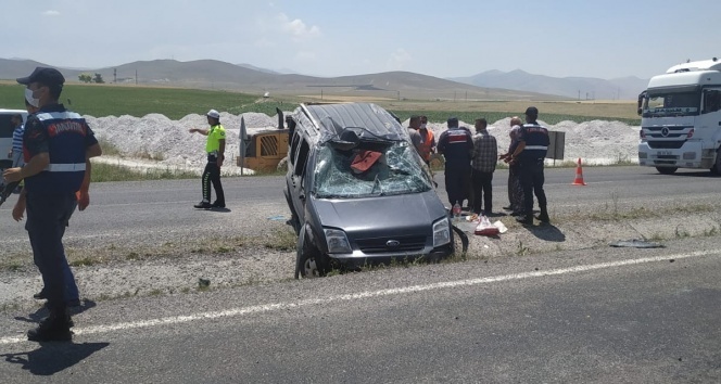 Hafif ticari araç şerit değiştirirken kaza yaptı: 4 yaralı