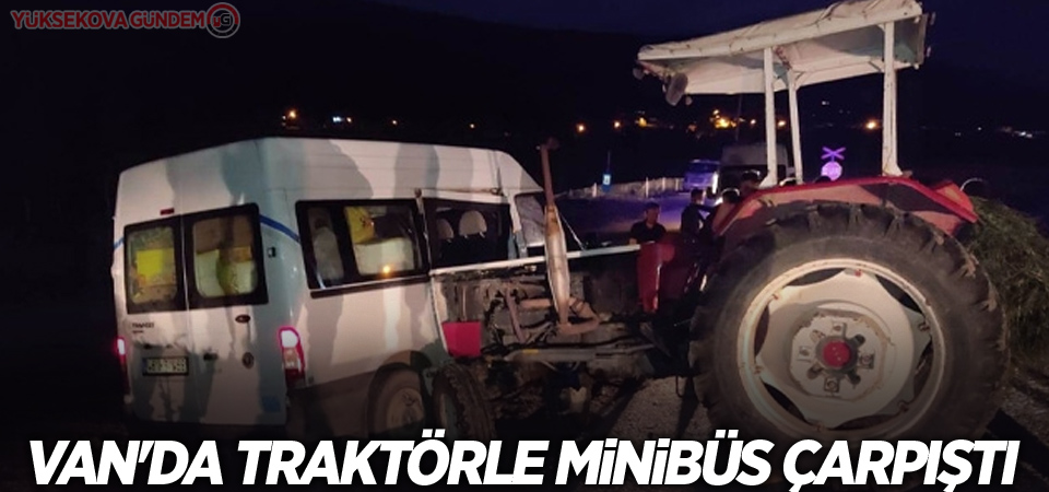 Van'da traktörle minibüs çarpıştı