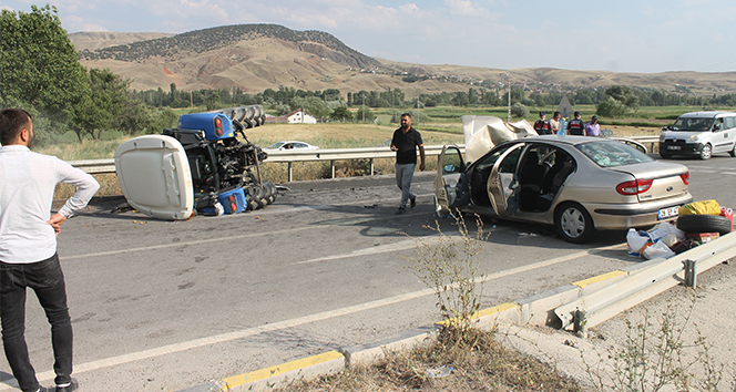Çankırı'da otomobil ile traktör çarpıştı: 3'ü ağır 8 yaralı