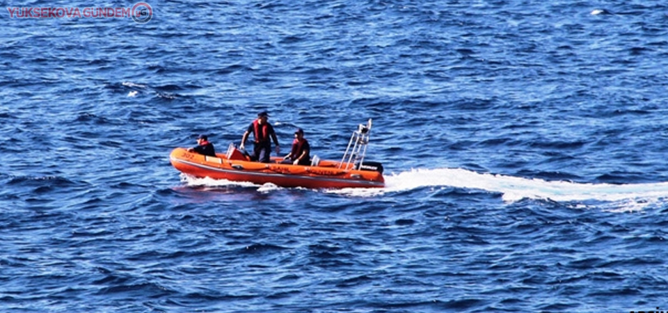 Van Gölü'nde botu devrilen bir kişi boğuldu