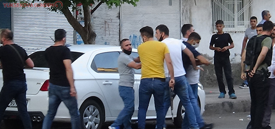 Diyarbakır'da pazar yeri kavgasında silahlar konuştu
