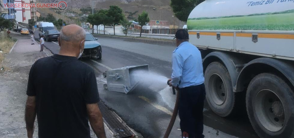 Hakkari’de çöp konteynerleri dezenfekte ediliyor