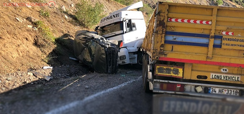 Hakkari'de TIR ile otomobil kafa kafaya çarpıştı