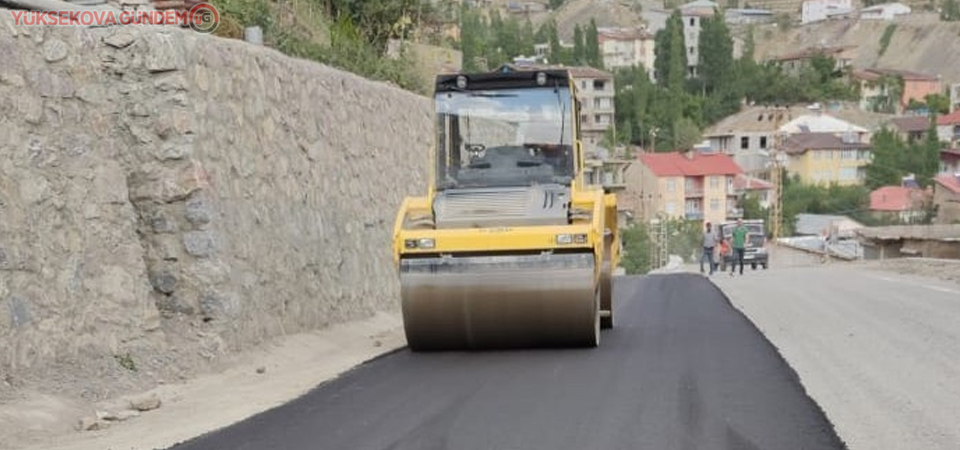 Hakkari’de tahrip olan yollar asfaltlanıyor