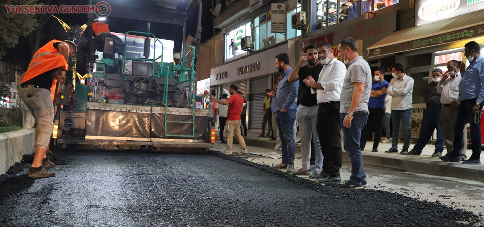 Hakkari'de yol asfaltlama çalışması