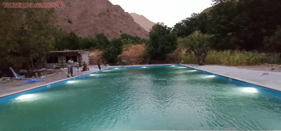 Hakkari’de yarı olimpik yüzme havuzu açıldı