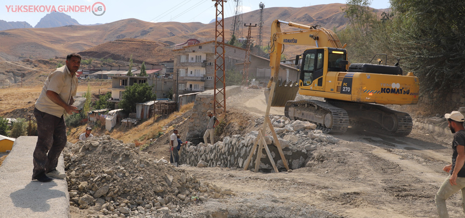 Hakkari belediyesinden istinat duvarı çalışması