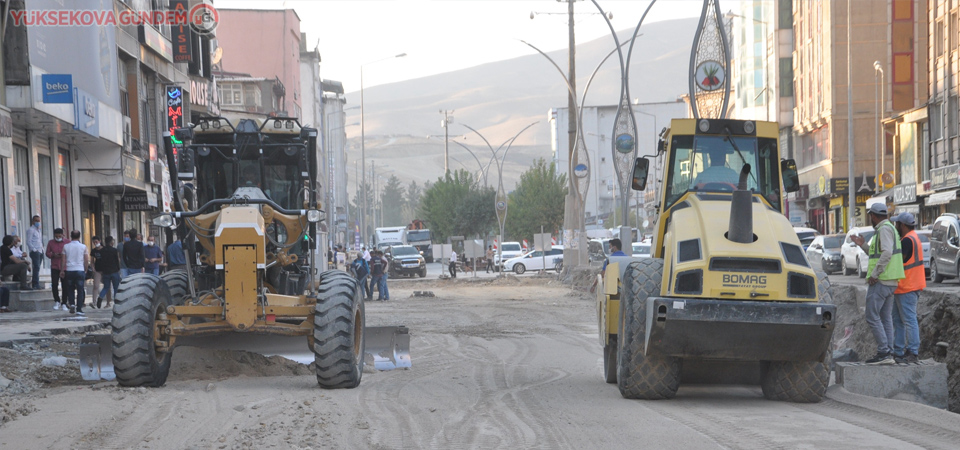 Yüksekova’da yol yapım çalışması