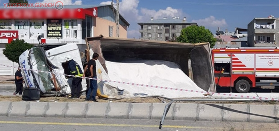 Van'da freni boşalan kamyon yan yattı: 1 yaralı