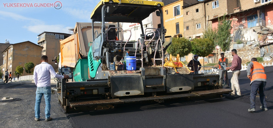 Şemdinli'de sıcak asfalt çalışması