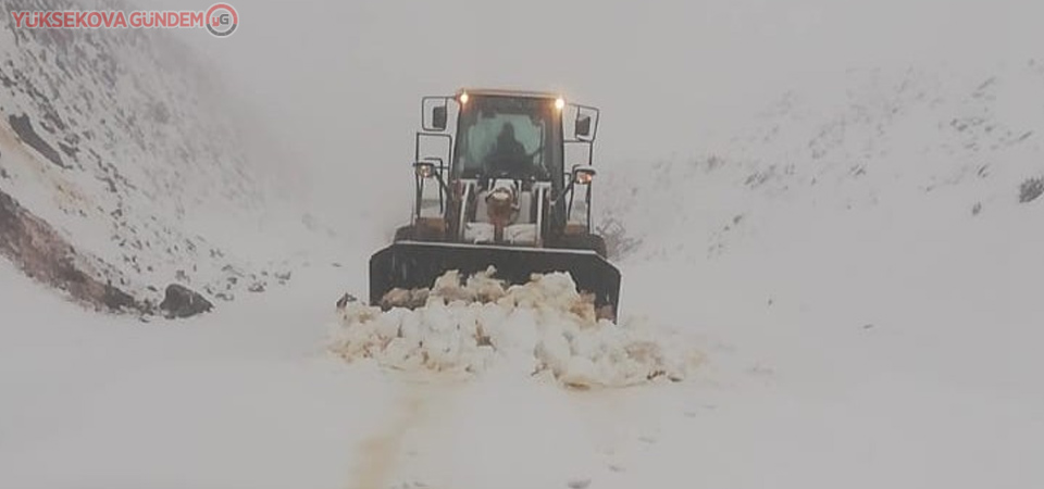 Yol onarım ekibine kar sürprizi