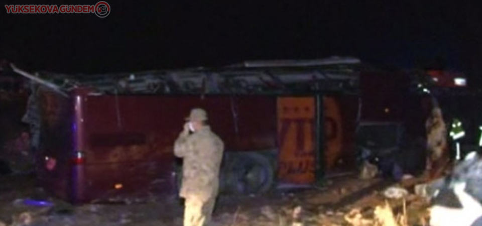 Turistleri taşıyan otobüs devrildi, ölü ve yaralılar var