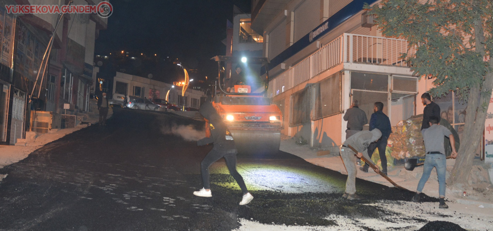 Hakkari’de yol asfaltlama çalışması