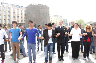 Diyarbakır Emniyet Müdürü Halayda