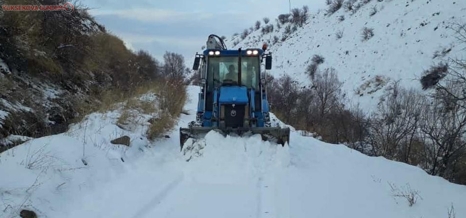 İran sınırında kar temizleme çalışması