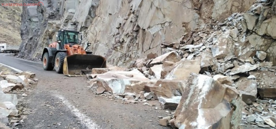 Kaya parçalarının düştüğü yol trafiğe kapandı