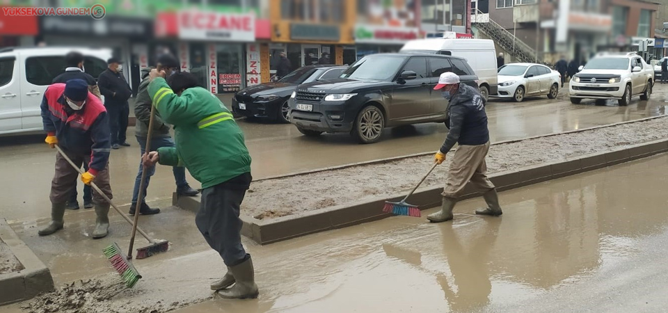 Yağışlardan sonra oluşan çamur temizlendi