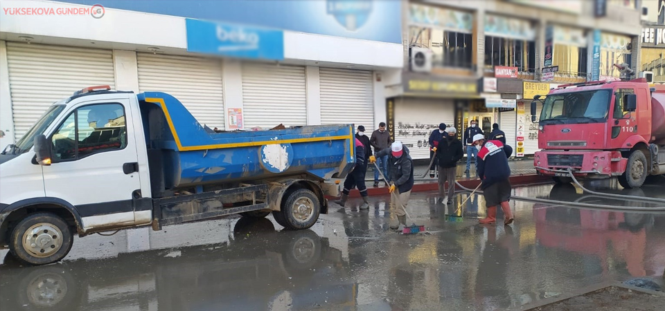 Yüksekova’da yollar tazyikli suyla yıkandı