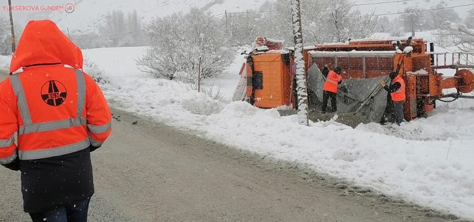 Kar temizleme çalışması yapan iş makinesi devrildi