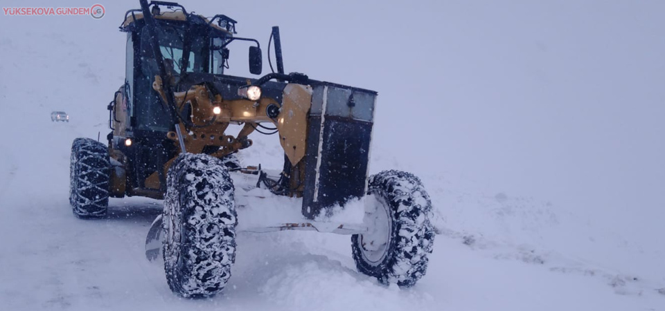 Hakkari’de kardan kapanan yolları açma çalışmaları sürüyor