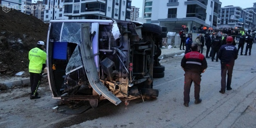 Belediyenin işçi servisi devrildi: 2 ölü, 23 yaralı