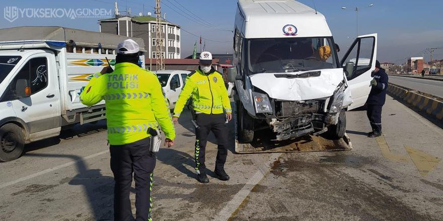 Van'da minibüsler çarpıştı: 11 yaralı