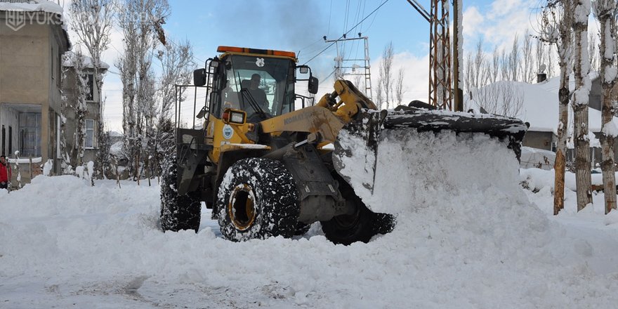 Yüksekova'da kardan kapanan yollar açılıyor