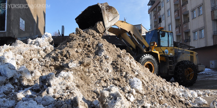 Yüksekova'da boş caddeler yerini belediye çalışmasına bıraktı