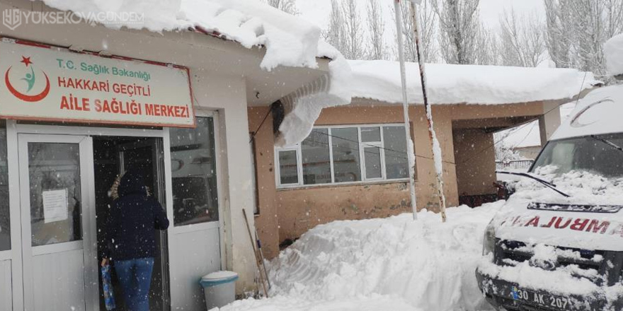 Hakkari'de öğrenciler sağlık ocağında eğitime katılıyor