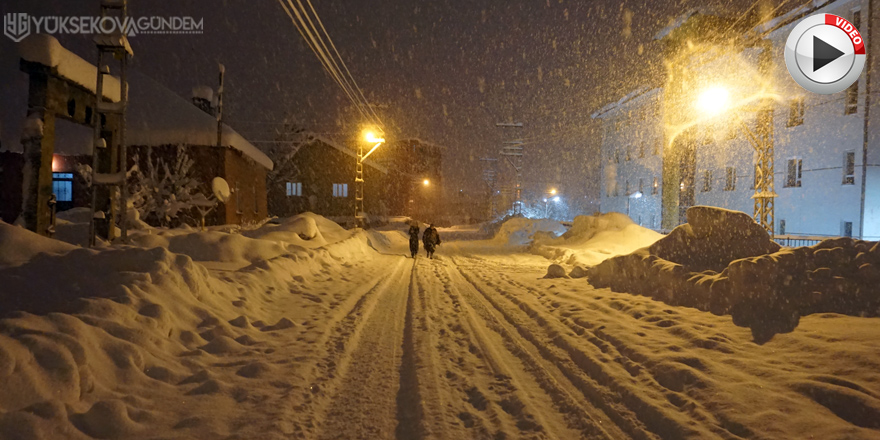 Yüksekova'da kar yağışı aralıksız devam ediyor