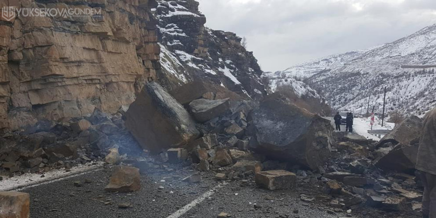 Hakkari-Çukurca karayoluna kaya düştü