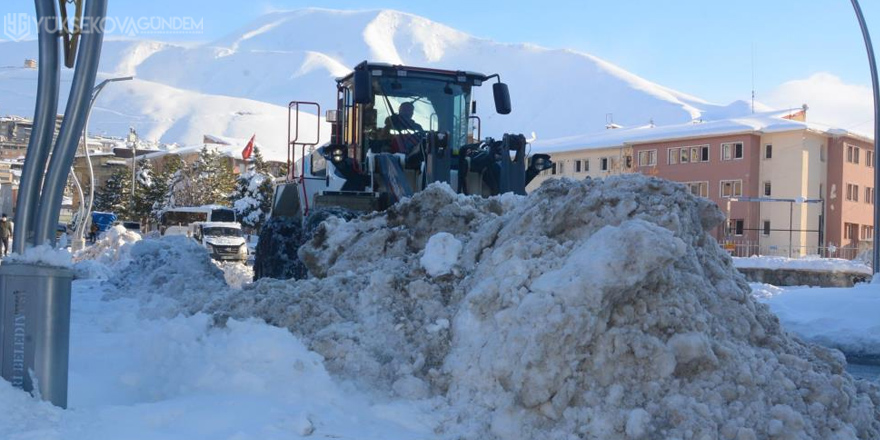 Hakkari kar dağlarından temizleniyor