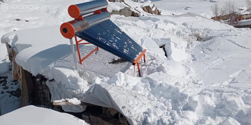 Hakkari'de kara dayanamayan çatı çöktü