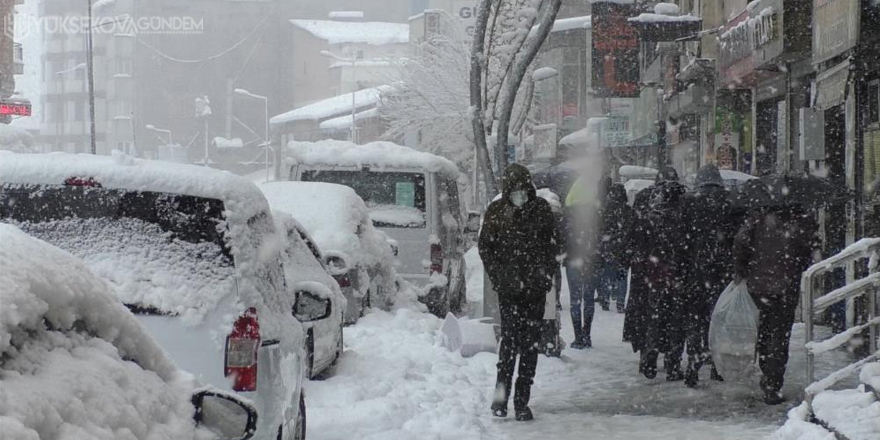 Hakkari'de onlarca köy yolu yeniden ulaşıma açıldı