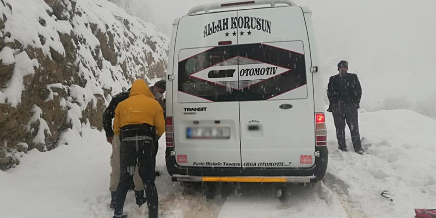 Yoğun kar yağışı nedeniyle araçlar yolda kaldı