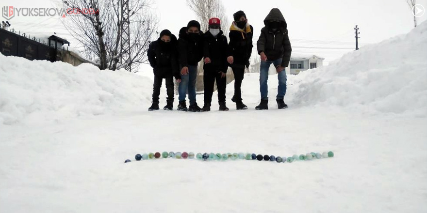 Yüksekova’da çocukların kar üstünde misket keyfi