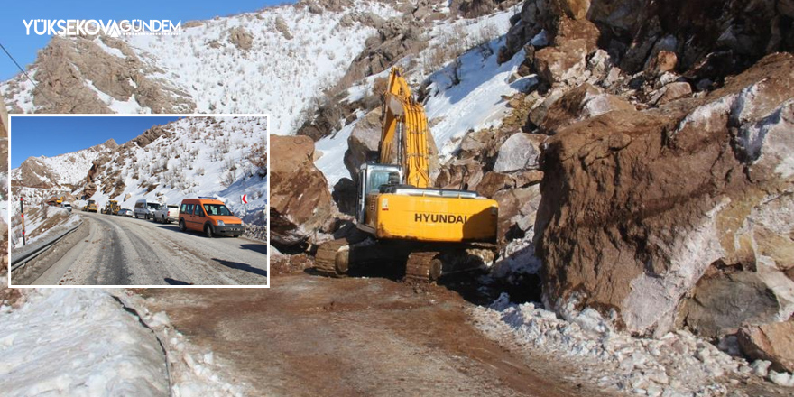 Dağdan düşen dev kayalar, Şemdinli yolunu ulaşıma kapattı