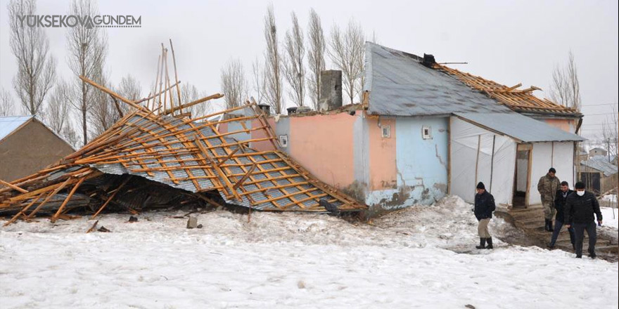 Yüksekova'da şiddetli fırtına çatı uçurdu