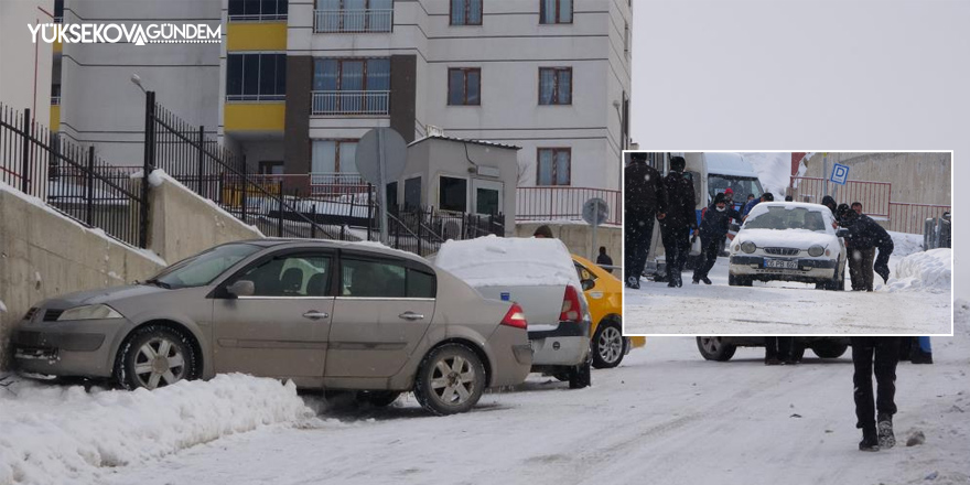 Yüksekova'da buz pistine dönen yolda sürücülerin zor anları