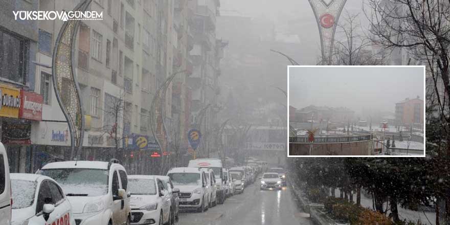 Hakkari'de karla karışık yağmur ve sis etkili oldu