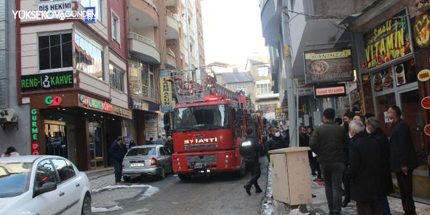 Hakkari'de binanın çatı katıda çıkan yangın korkuttu