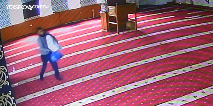Camiye giren hırsız, ses cihazını kefene sarıp çaldı
